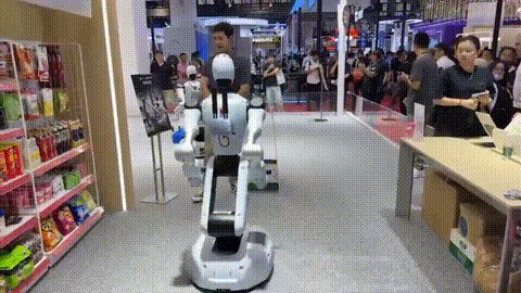 多台Galbot自主开展工业和城市服务任务